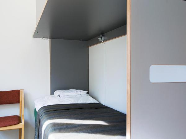 Hostel Linnasmäki : photo 1 de la chambre chambre quadruple