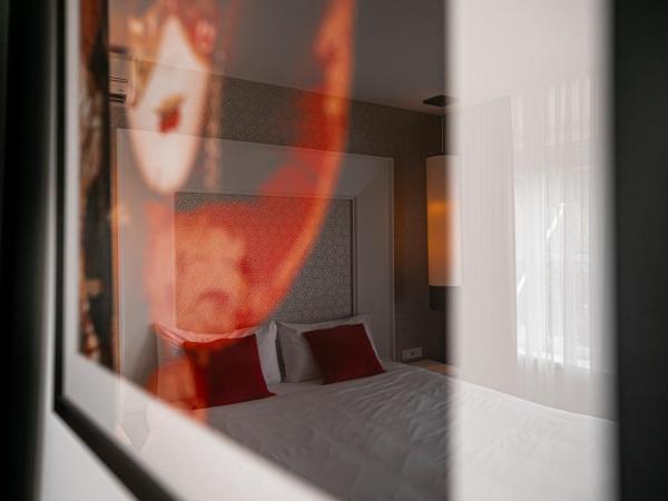 Le Theatre : photo 6 de la chambre chambre lit king-size - vue sur ville