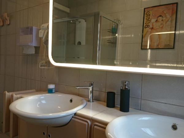 B&B La Moka Verona : photo 2 de la chambre chambre triple avec salle de bains privative séparée