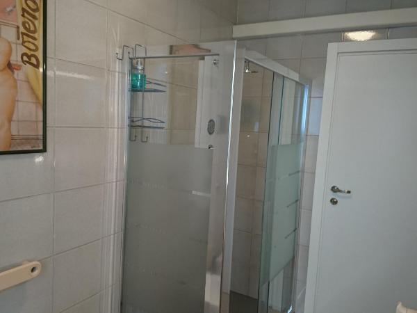 B&B La Moka Verona : photo 1 de la chambre chambre triple avec salle de bains privative séparée