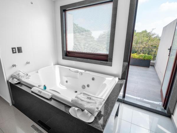 Six Hotel Guadalajara Expiatorio : photo 8 de la chambre suite avec jacuzzi