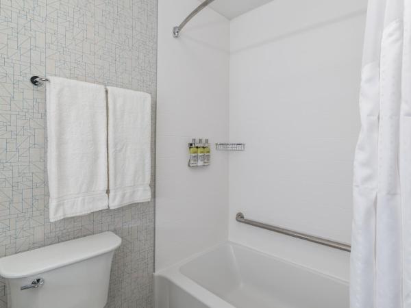 Holiday Inn Express & Suites - Saskatoon East - University, an IHG Hotel : photo 2 de la chambre chambre standard avec 2 lits queen-size