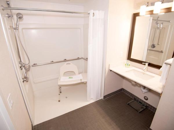 Holiday Inn Hotel & Suites Red Deer, an IHG Hotel : photo 1 de la chambre standard queen room with two queen beds and mobility accessible roll-in shower