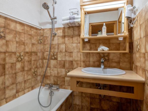 Hôtel Les Côtes, Résidence Loisirs et Chalets : photo 2 de la chambre chambre double confort (2 adultes + 1 enfant)