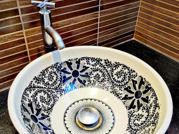 TAVEE Guesthouse : photo 5 de la chambre chambre double climatisée avec salle de bains commune