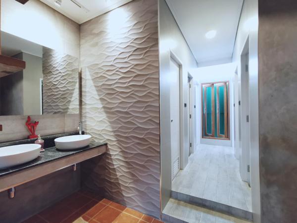 TAVEE Guesthouse : photo 3 de la chambre chambre double avec ventilateur et salle de bains commune