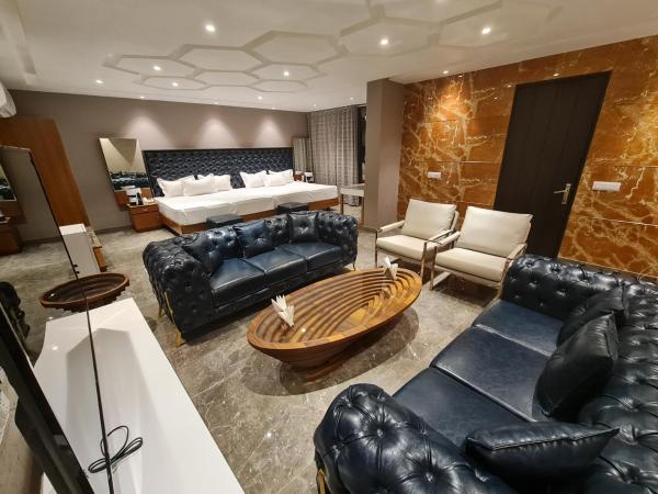 Hotel Royal Castle Grand : photo 1 de la chambre suite deluxe avec lit king-size