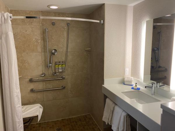 Holiday Inn Express & Suites Albuquerque Historic Old Town, an IHG Hotel : photo 2 de la chambre chambre lit king-size pour personnes à mobilité réduite – douche accessible en fauteuil roulant - non-fumeurs