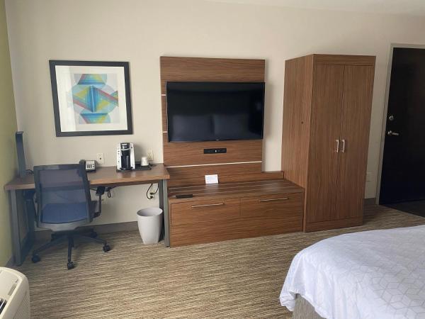 Holiday Inn Express & Suites Albuquerque Historic Old Town, an IHG Hotel : photo 1 de la chambre chambre lit king-size pour personnes à mobilité réduite – douche accessible en fauteuil roulant - non-fumeurs