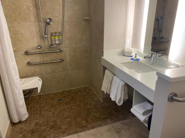 Holiday Inn Express & Suites Albuquerque Historic Old Town, an IHG Hotel : photo 3 de la chambre chambre lit king-size pour personnes à mobilité réduite – douche accessible en fauteuil roulant - non-fumeurs