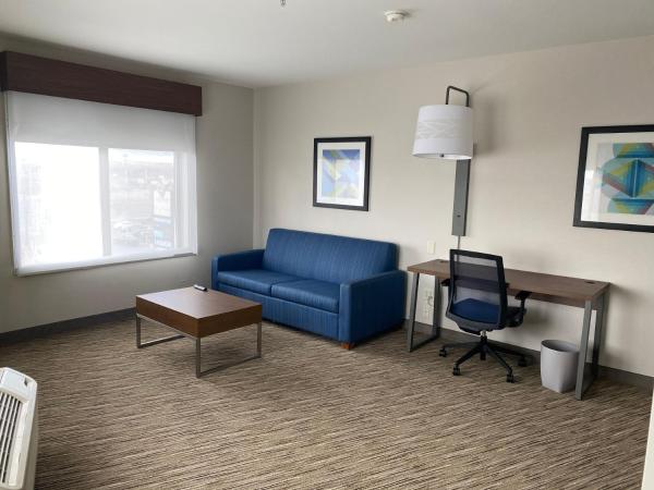 Holiday Inn Express & Suites Albuquerque Historic Old Town, an IHG Hotel : photo 2 de la chambre suite avec 2 lits queen-size et canapé-lit