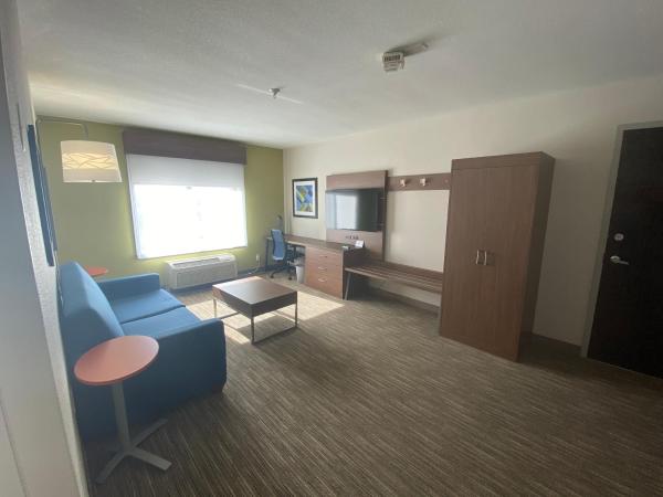Holiday Inn Express & Suites Albuquerque Historic Old Town, an IHG Hotel : photo 3 de la chambre suite avec 2 lits queen-size et 1 baignoire spa