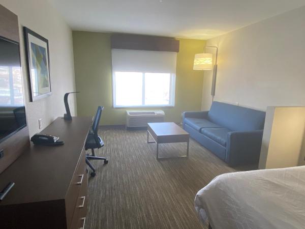 Holiday Inn Express & Suites Albuquerque Historic Old Town, an IHG Hotel : photo 2 de la chambre suite lit king-size avec canapé-lit
