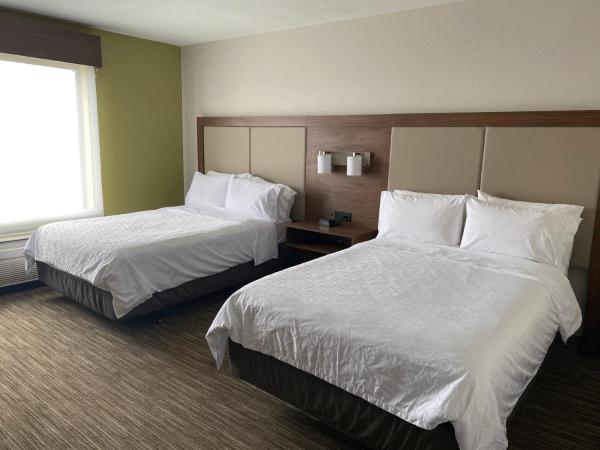 Holiday Inn Express & Suites Albuquerque Historic Old Town, an IHG Hotel : photo 1 de la chambre standard double room with two double beds and roll-in shower - mobility access