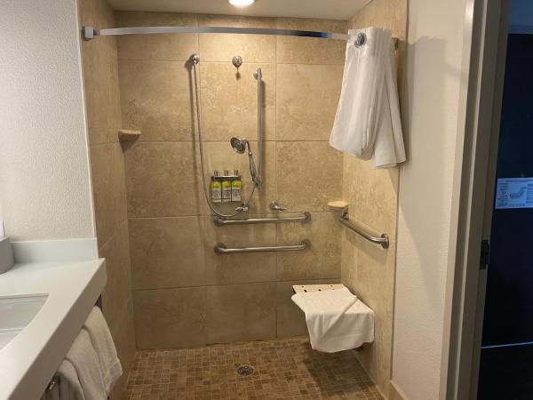 Holiday Inn Express & Suites Albuquerque Historic Old Town, an IHG Hotel : photo 4 de la chambre standard double room with two double beds and roll-in shower - mobility access