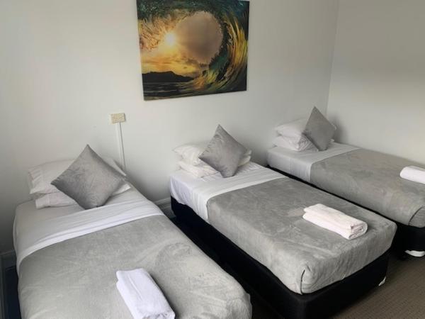 Sandy Bottoms Guesthouse : photo 2 de la chambre chambre triple avec salle de bains commune