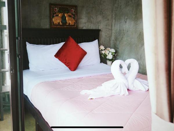 Lanna Hostel : photo 1 de la chambre chambre lit queen-size avec balcon et climatisation