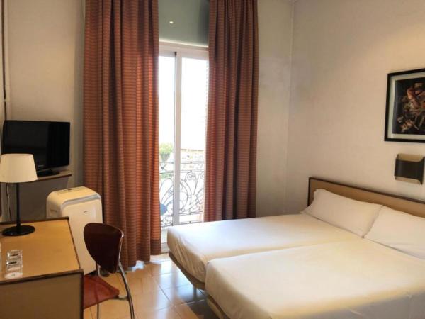 Hotel Monegal : photo 8 de la chambre chambre double avec balcon - vue sur place catalunya