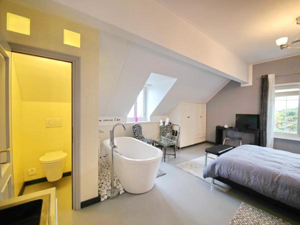 B&B Corseaux Beach & Riviera Beach : photo 3 de la chambre corseaux beach | chambre double supérieure avec baignoire - vue sur lac