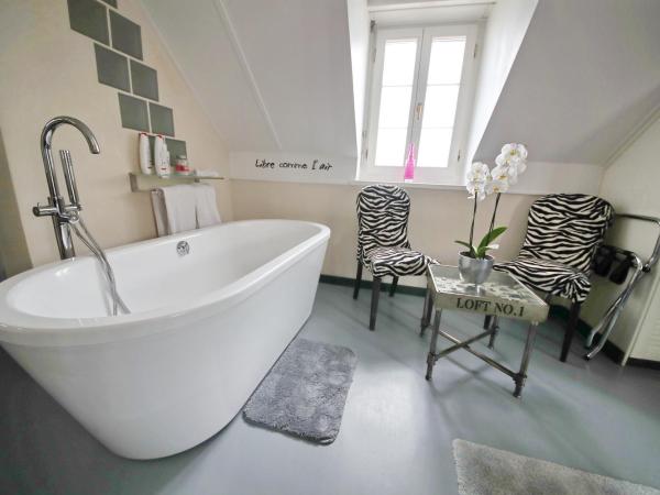 B&B Corseaux Beach & Riviera Beach : photo 4 de la chambre corseaux beach | chambre double supérieure avec baignoire - vue sur lac