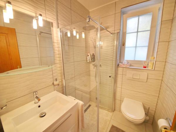 B&B Corseaux Beach & Riviera Beach : photo 8 de la chambre corseaux beach | chambre double supérieure avec terrasse-jardin - vue partielle sur lac