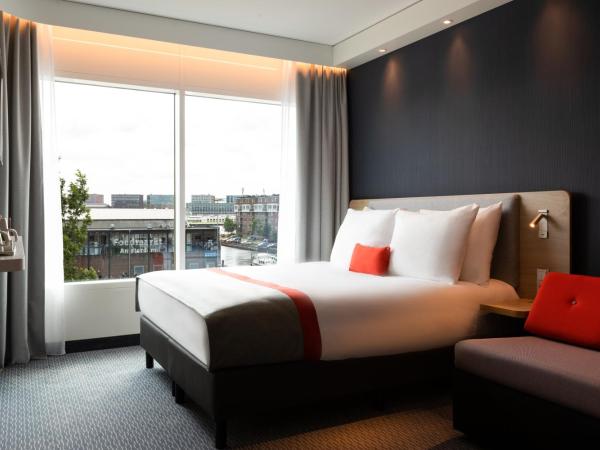 Holiday Inn Express Amsterdam - North Riverside, an IHG Hotel : photo 2 de la chambre chambre double standard avec canapé-lit