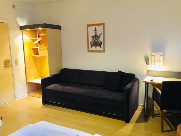 City Hotel Nattergalen : photo 1 de la chambre chambre double avec canapé-lit