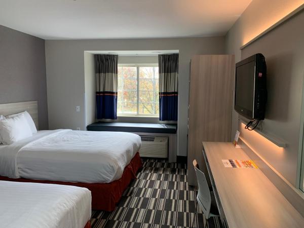 Microtel Inn by Wyndham Charlotte Airport : photo 5 de la chambre chambre 2 lits queen-size - accessible aux personnes à mobilité réduite - non-fumeurs