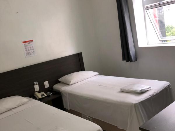 Center Plaza Hotel : photo 9 de la chambre chambre lits jumeaux