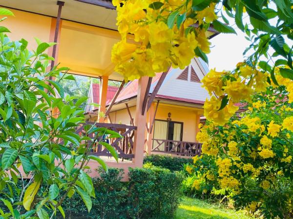 Kaibae Hut Resort : photo 8 de la chambre bungalow familial - vue sur jardin