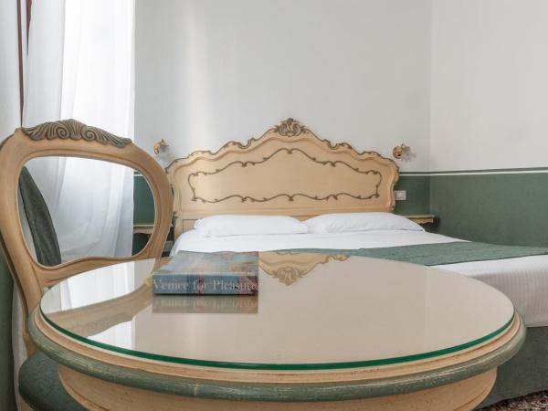 Ca' San Trovaso - 6 Rooms : photo 4 de la chambre chambre double ou lits jumeaux - vue sur canal