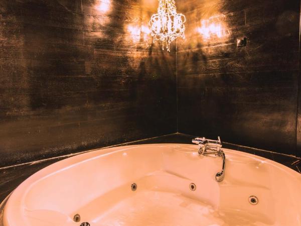 Ruby Rooms Kifisia - Adults Only : photo 3 de la chambre suite lit king-size avec baignoire spa