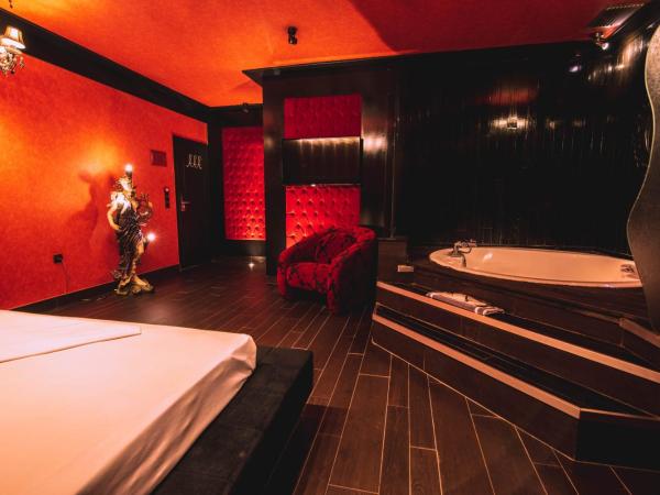 Ruby Rooms Kifisia - Adults Only : photo 7 de la chambre suite lit king-size avec baignoire spa