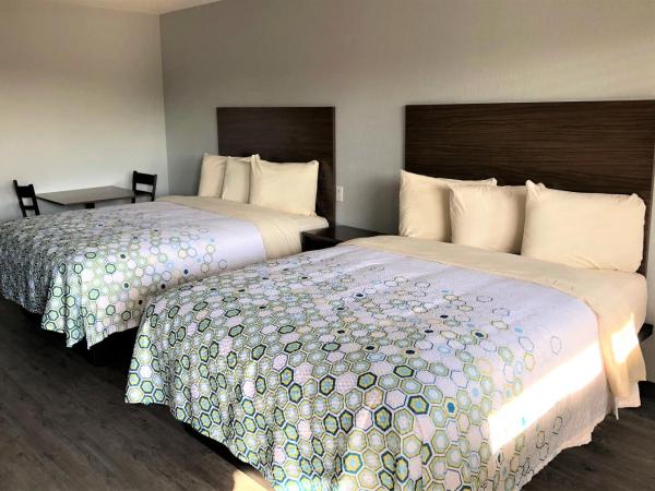 HomeTowne Studios by Red Roof San Antonio E - Frost Bank Center : photo 1 de la chambre studio avec 2 lits queen-size - non-fumeurs