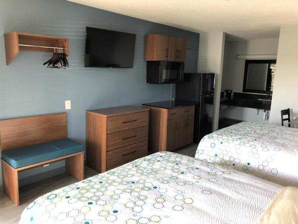 HomeTowne Studios by Red Roof San Antonio E - Frost Bank Center : photo 5 de la chambre studio avec 2 lits queen-size - non-fumeurs