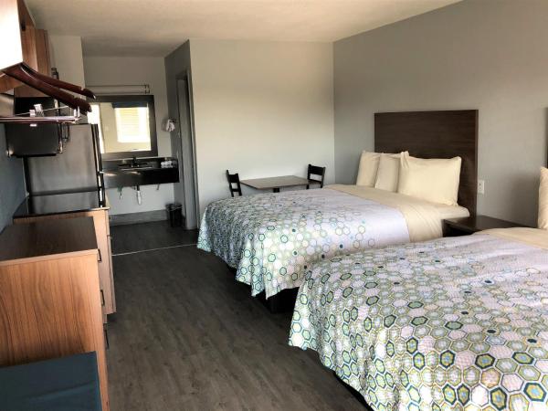 HomeTowne Studios by Red Roof San Antonio E - Frost Bank Center : photo 3 de la chambre studio avec 2 lits queen-size - non-fumeurs