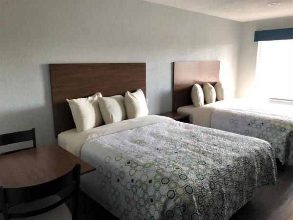 HomeTowne Studios by Red Roof San Antonio E - Frost Bank Center : photo 4 de la chambre studio avec 2 lits queen-size - non-fumeurs