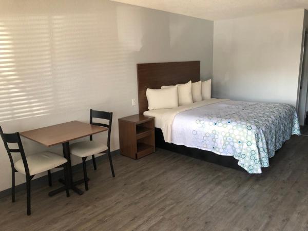 HomeTowne Studios by Red Roof San Antonio E - Frost Bank Center : photo 5 de la chambre  studio king room non-smoking