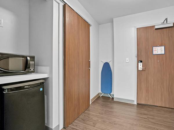 Holiday Inn Express - Jacksonville South Bartram Prk, an IHG Hotel : photo 8 de la chambre queen room with two queen beds - disability access hearing accessible - roll-in shower