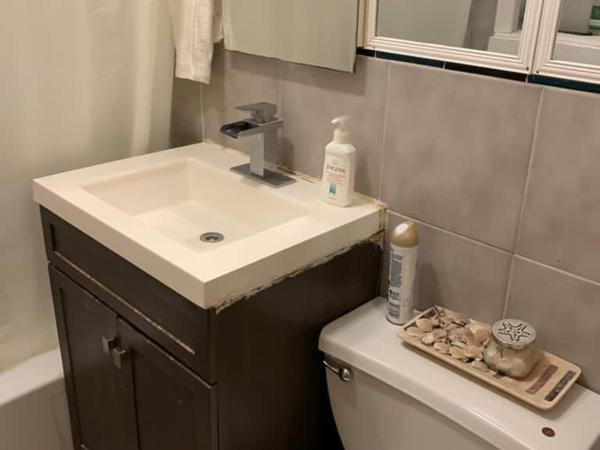 Hollywood Rentals LLC : photo 10 de la chambre chambre simple avec salle de bains commune