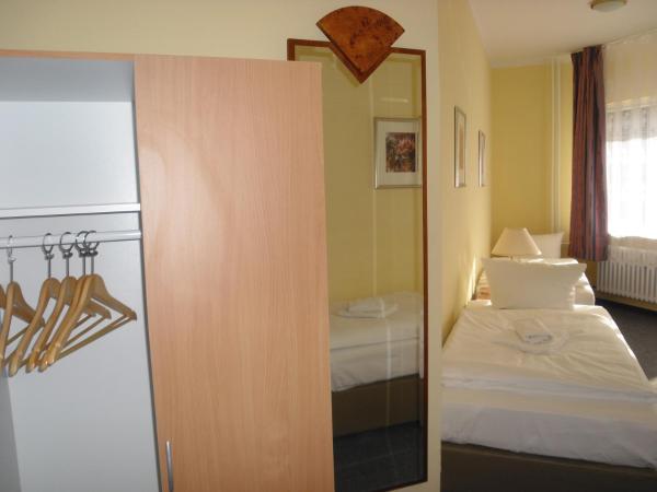 Hotel Amadeus Central : photo 4 de la chambre chambre quadruple avec salle de bains commune