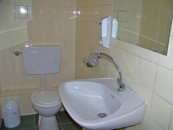 Hotel Amadeus Central : photo 7 de la chambre chambre simple avec salle de bains commune