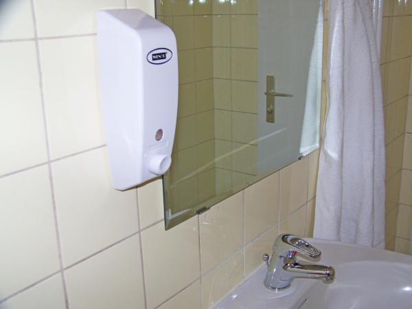 Hotel Amadeus Central : photo 9 de la chambre chambre quadruple avec salle de bains commune