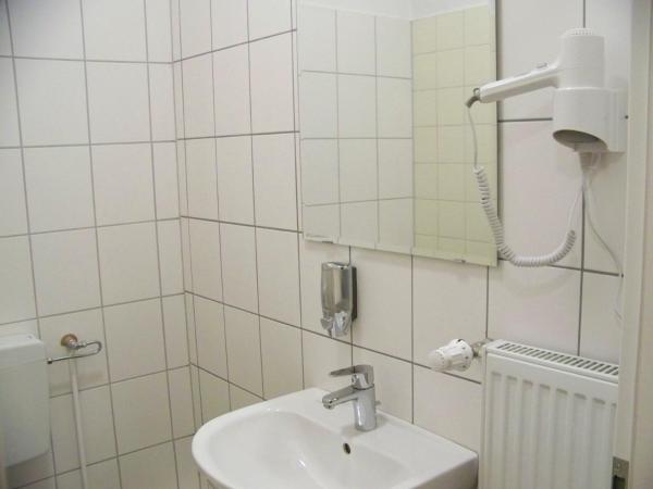 Hotel Amadeus Central : photo 7 de la chambre chambre quadruple avec salle de bains commune