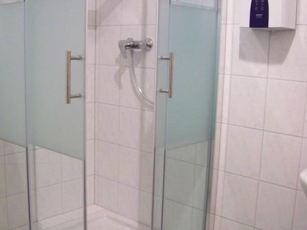 Hotel Amadeus Central : photo 9 de la chambre chambre triple avec salle de bains commune