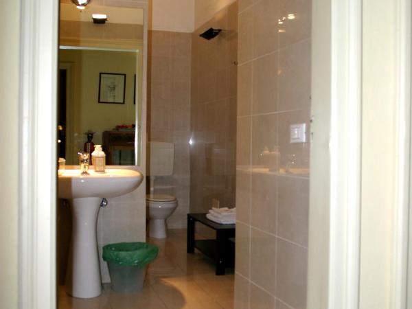 Alle Torri : photo 3 de la chambre chambre double avec salle de bains privative et balcon