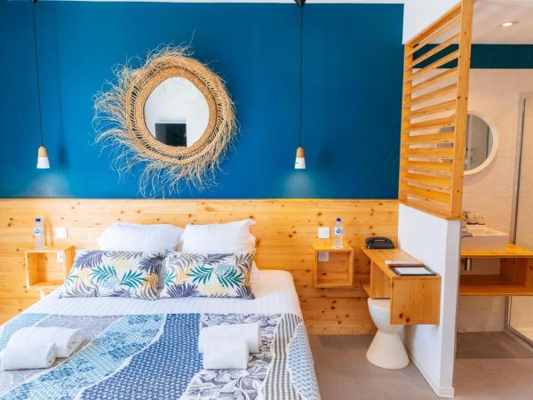 Hôtel Café Miramar : photo 9 de la chambre chambre double ou lits jumeaux - vue latérale sur mer