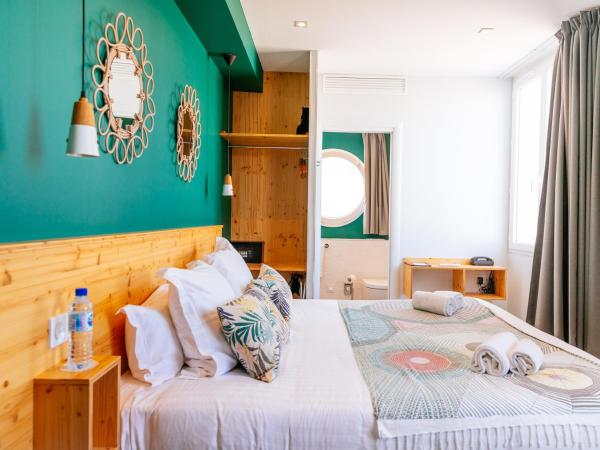 Hôtel Café Miramar : photo 8 de la chambre chambre familiale