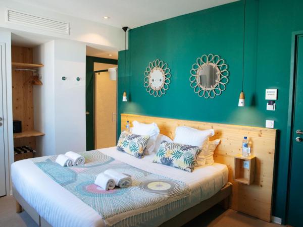 Hôtel Café Miramar : photo 7 de la chambre chambre double avec lit d'appoint - vue sur ville