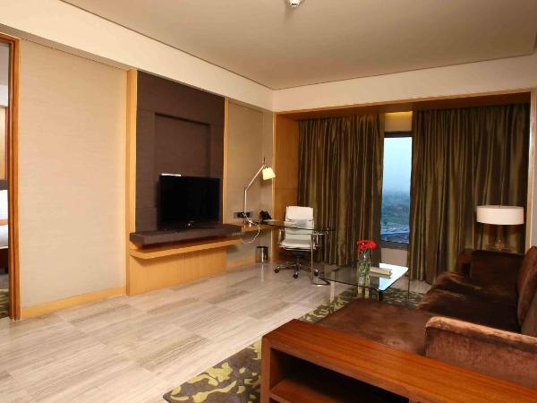 Holiday Inn New Delhi Mayur Vihar Noida, an IHG Hotel : photo 5 de la chambre suite 1 chambre lit king-size - accès au salon